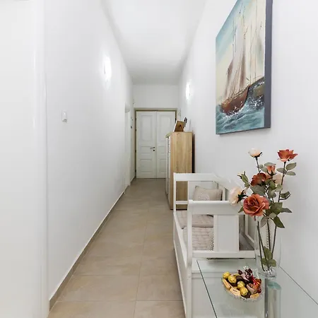 Apartment & Kolovare 1,