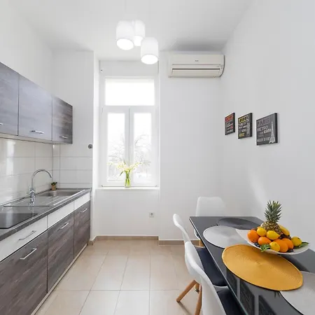 Apartment & Kolovare 1, *