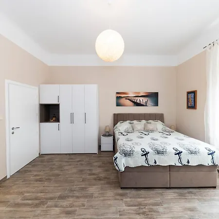 Apartment & Kolovare 1,