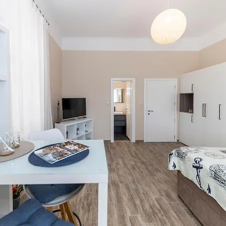 Apartment & Kolovare 1,