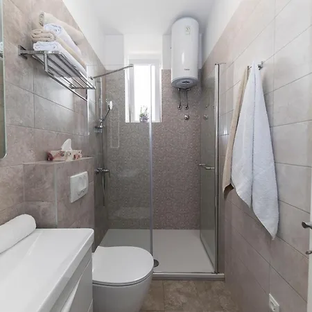 Apartment & Kolovare 1,