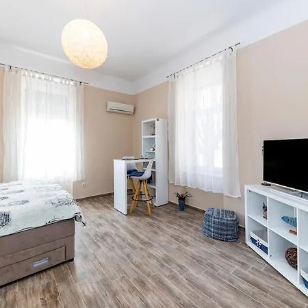 Apartment & Kolovare 1, *