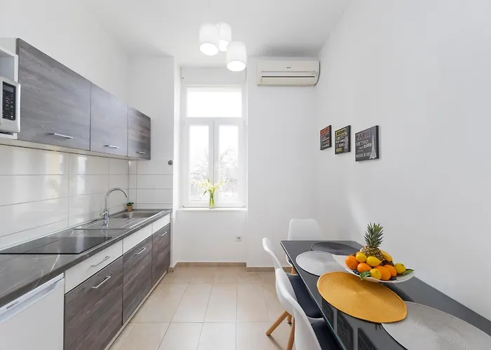 Apartment & Kolovare 1, *